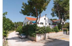 2 Bedroom Cozy Apartment In Supetar